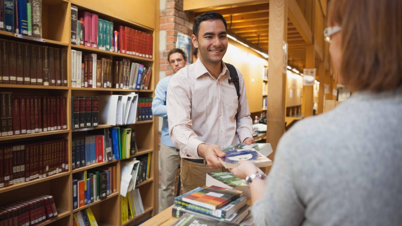 Superviseurs de commis de bibliothèque, de correspondanciers et d’autres commis à l’information 