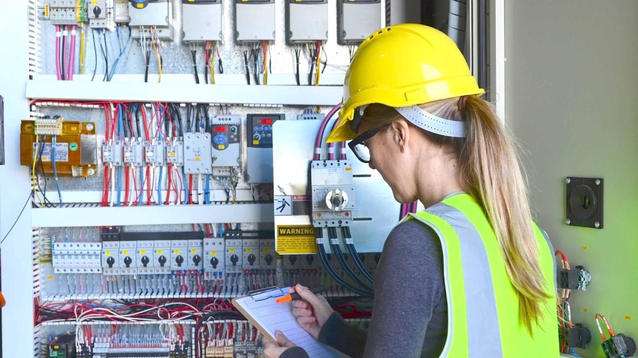 Entrepreneurs et contremaîtres en électricité et personnel assimilé