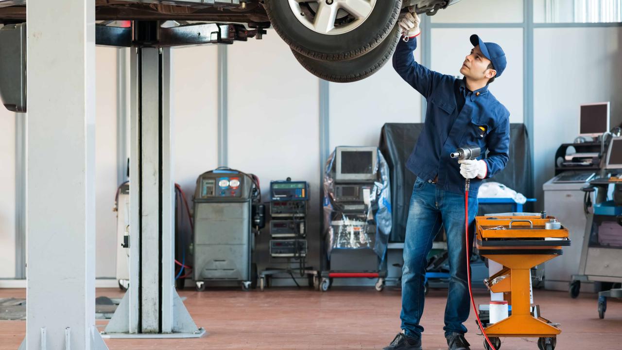 Préposés à la pose et à l’entretien des pièces mécaniques d’automobiles et de camions et équipements lourds