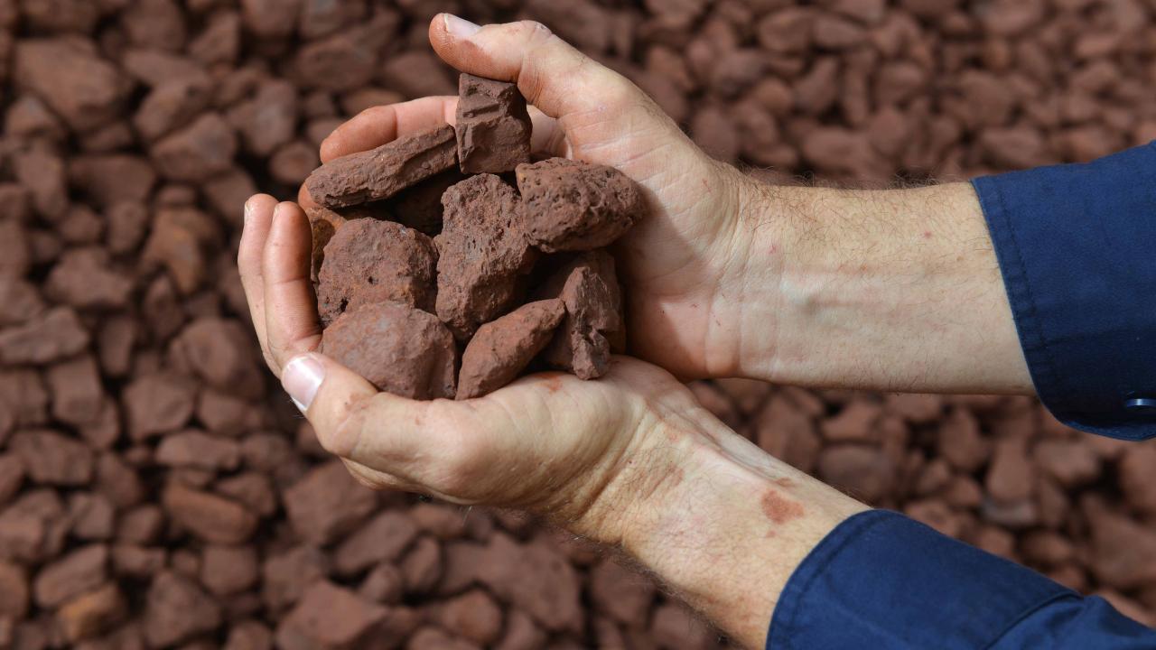 Opérateurs de machines dans le traitement des métaux et des minerais