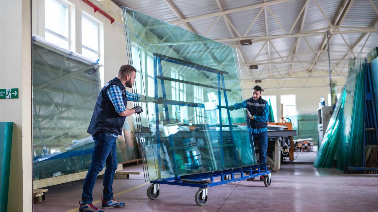 Opérateurs de machines à former et à finir le verre et coupeurs de verre