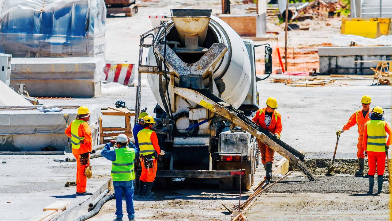 Opérateurs de machines dans le façonnage et la finition des produits en béton, en argile ou en pierre