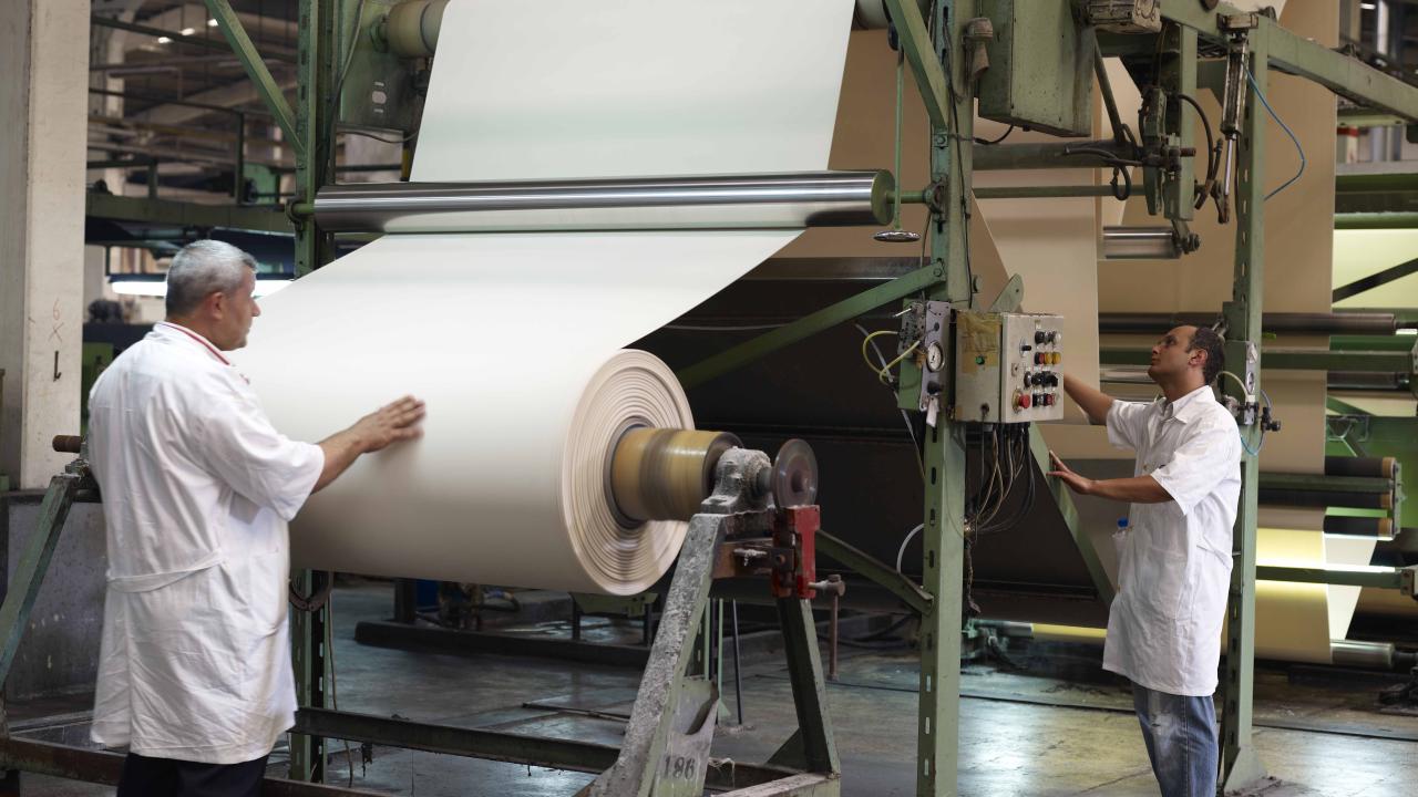 Opérateurs de machines, traitement des fibres et des fils textiles, du cuir et des peaux