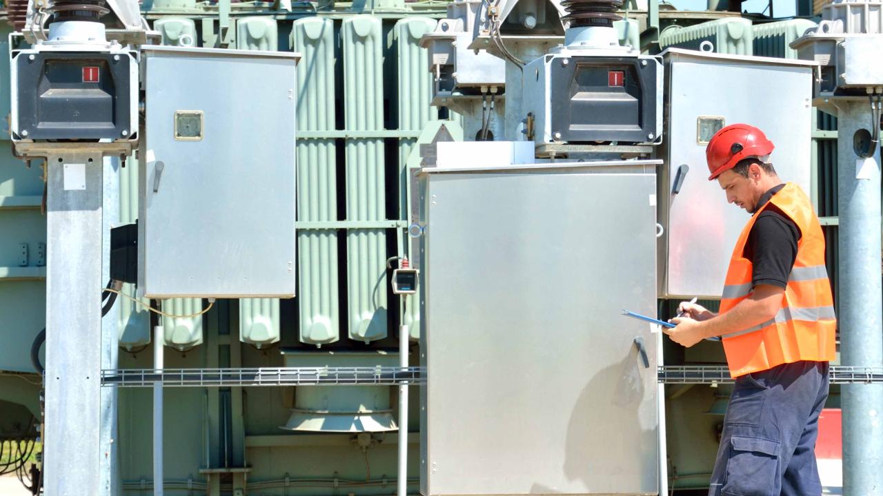 Assembleurs et contrôleurs de matériel, d'appareils et d'accessoires électriques  industriels