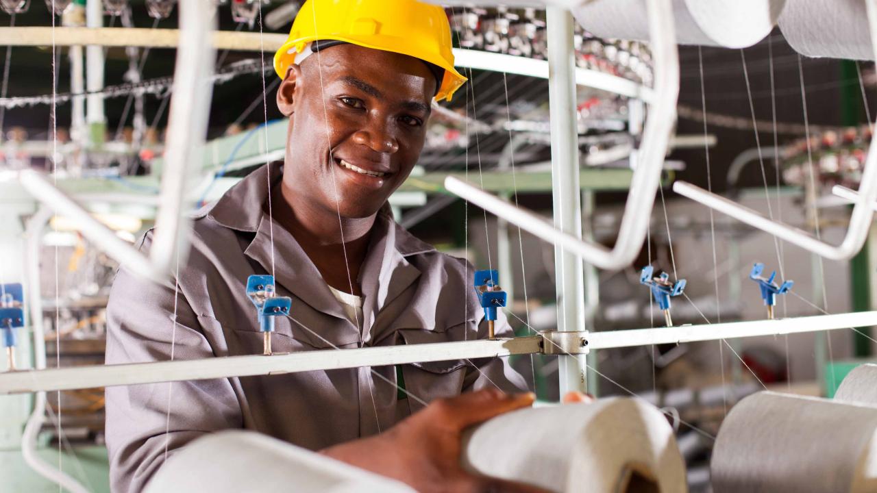 Manœuvres dans la fabrication et la coupe des produits du textile