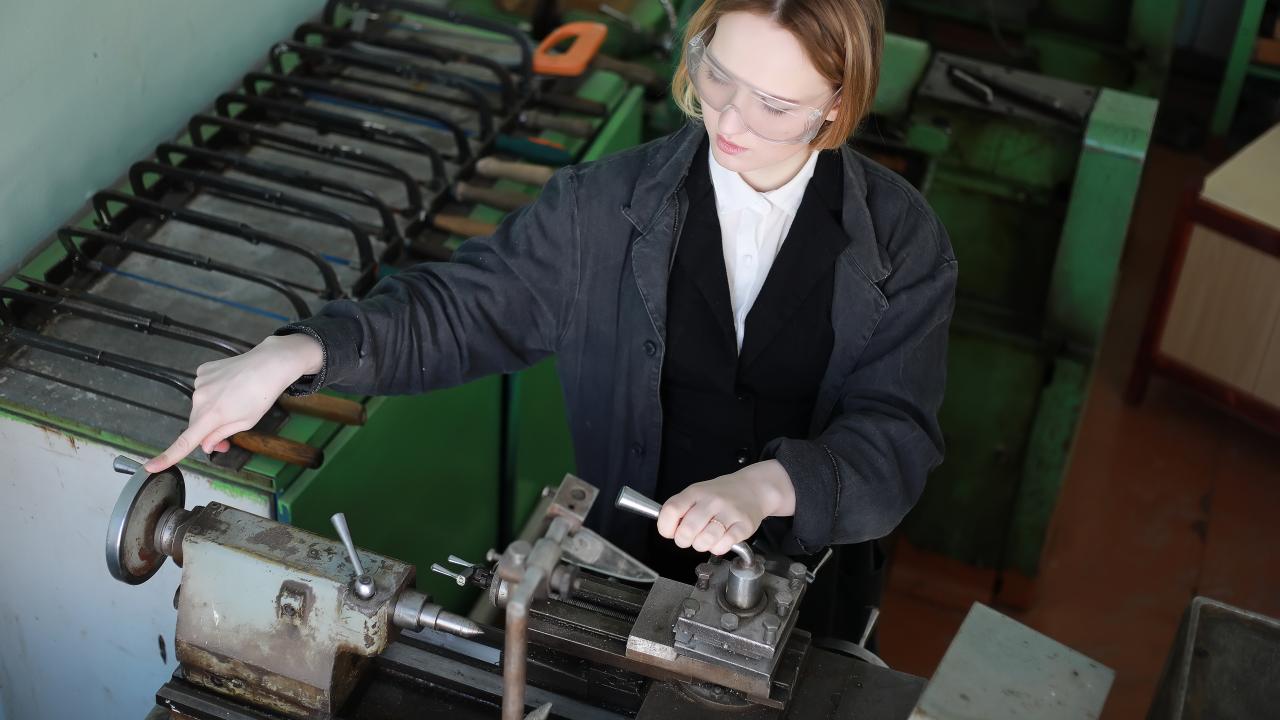 Opérateurs de machines à forger et à travailler les métaux