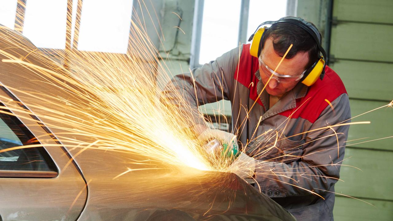 Débosseleurs et réparateurs de carrosserie