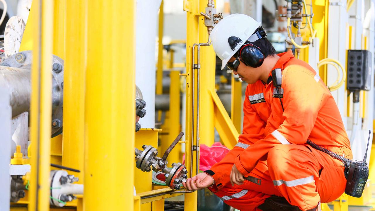 Opérateurs de salle de commande centrale dans le raffinage du pétrole et le traitement du gaz et des produits chimiques